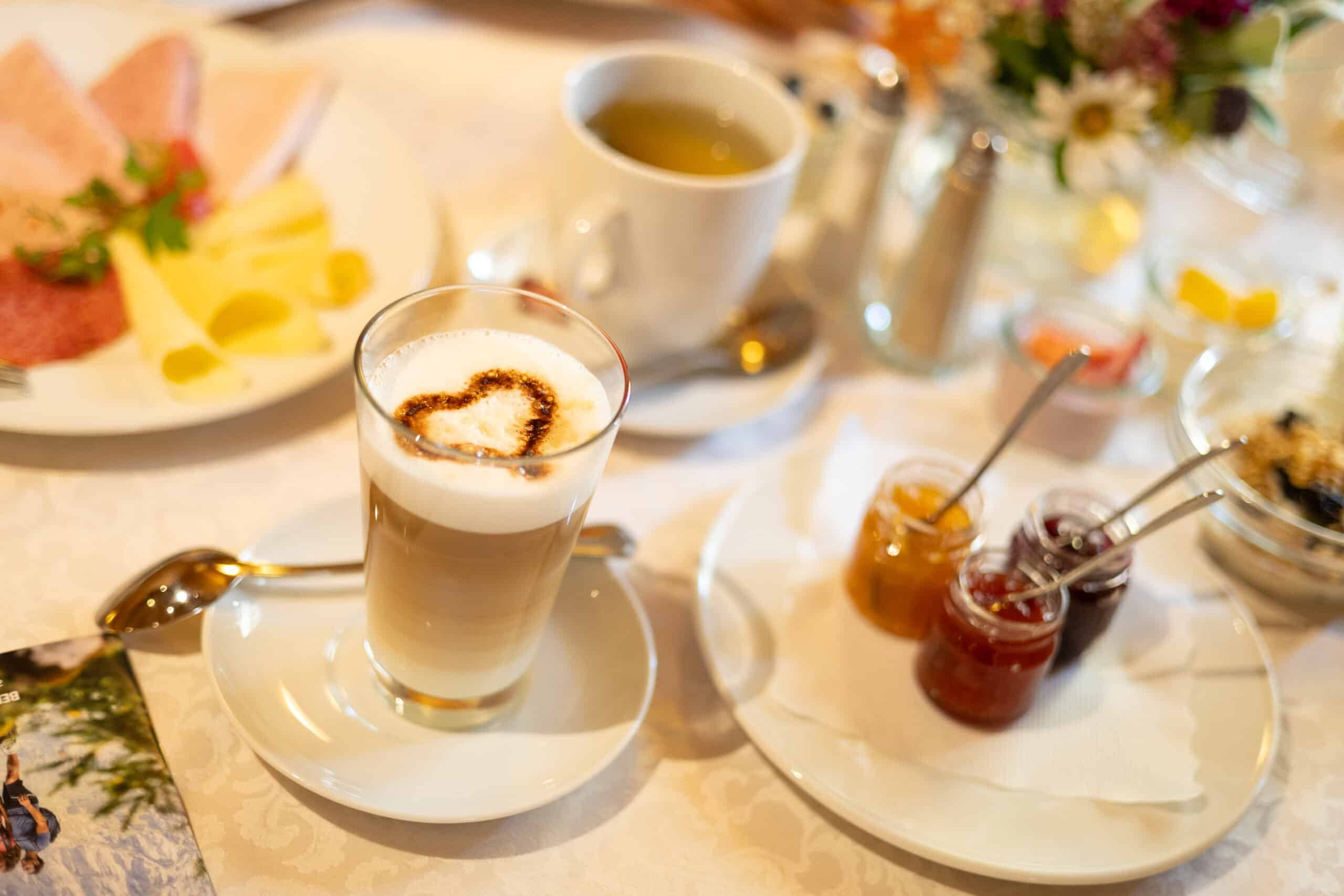 Fr&uuml;hst&uuml;ck mit Kaffee vom Buffet