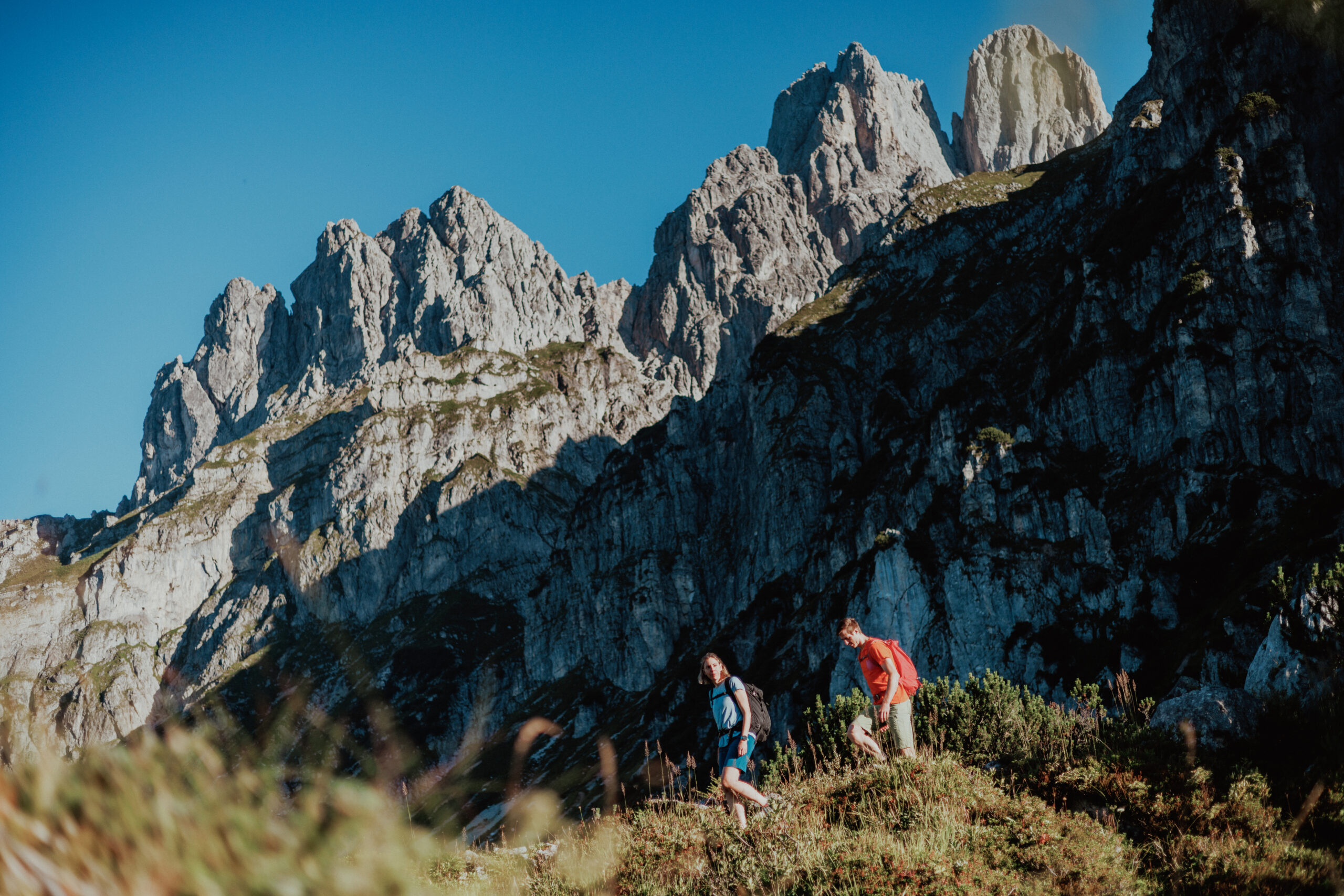 aufregender Wandersteig an einem wundersch&ouml;nen sonnigen Tag