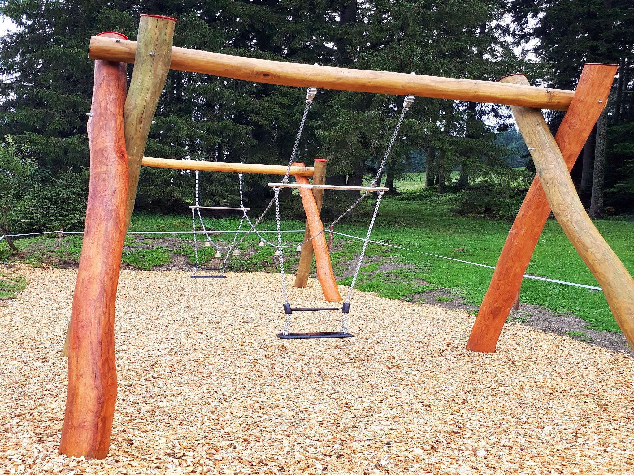 Kinder erleben Spa&szlig; und Abenteuer am Spielplatz